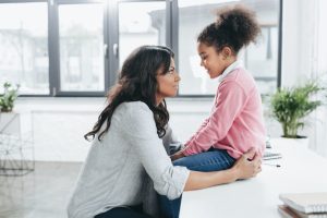 Jak budować głęboką więź z dzieckiem na różnych etapach jego rozwoju?