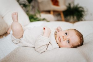 Najpiękniejsze momenty pierwszych dni życia – dlaczego warto zdecydować się na sesję noworodkową?